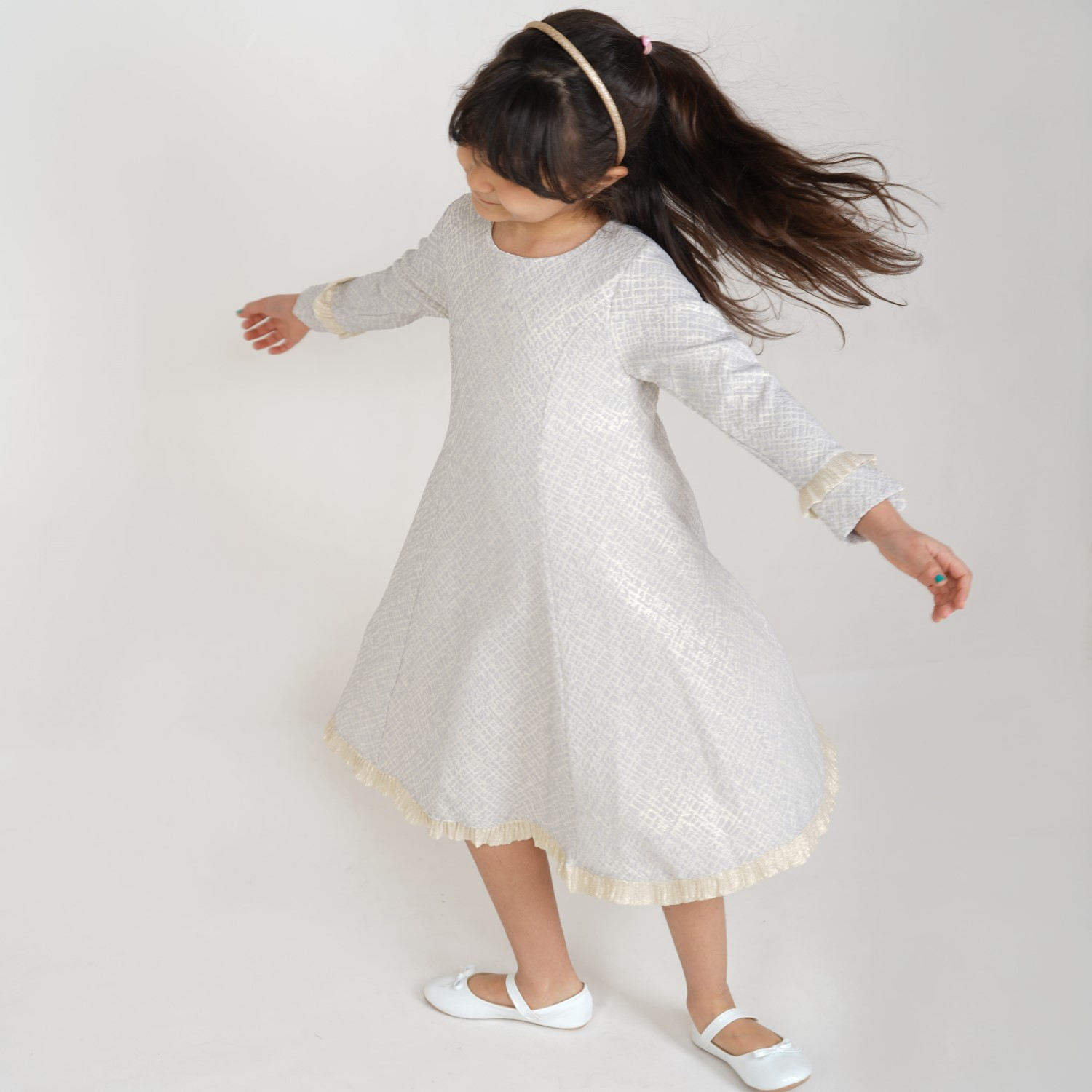 پیراهن با حاشیه طلایی