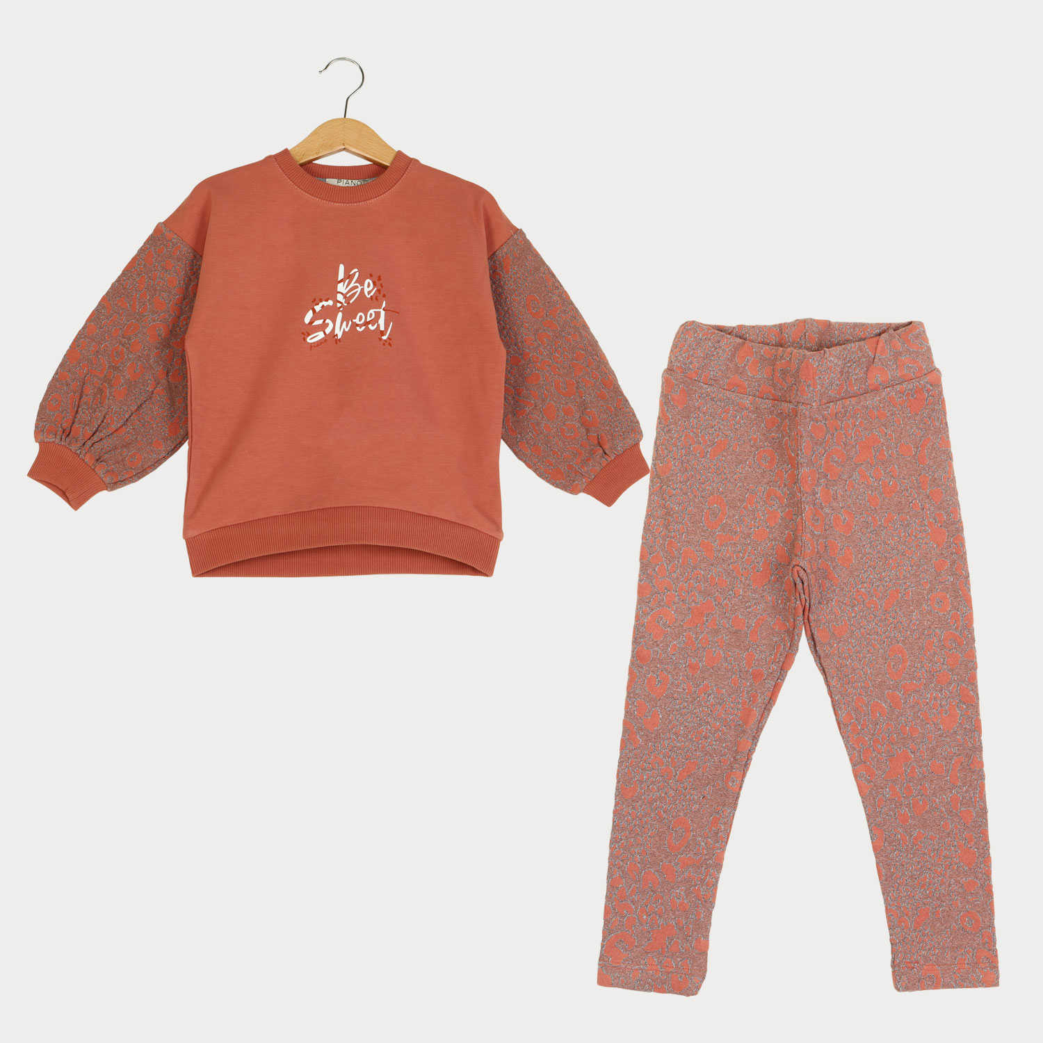 بلوز و لگ ژاکارد پلنگی و دورس لایکرا