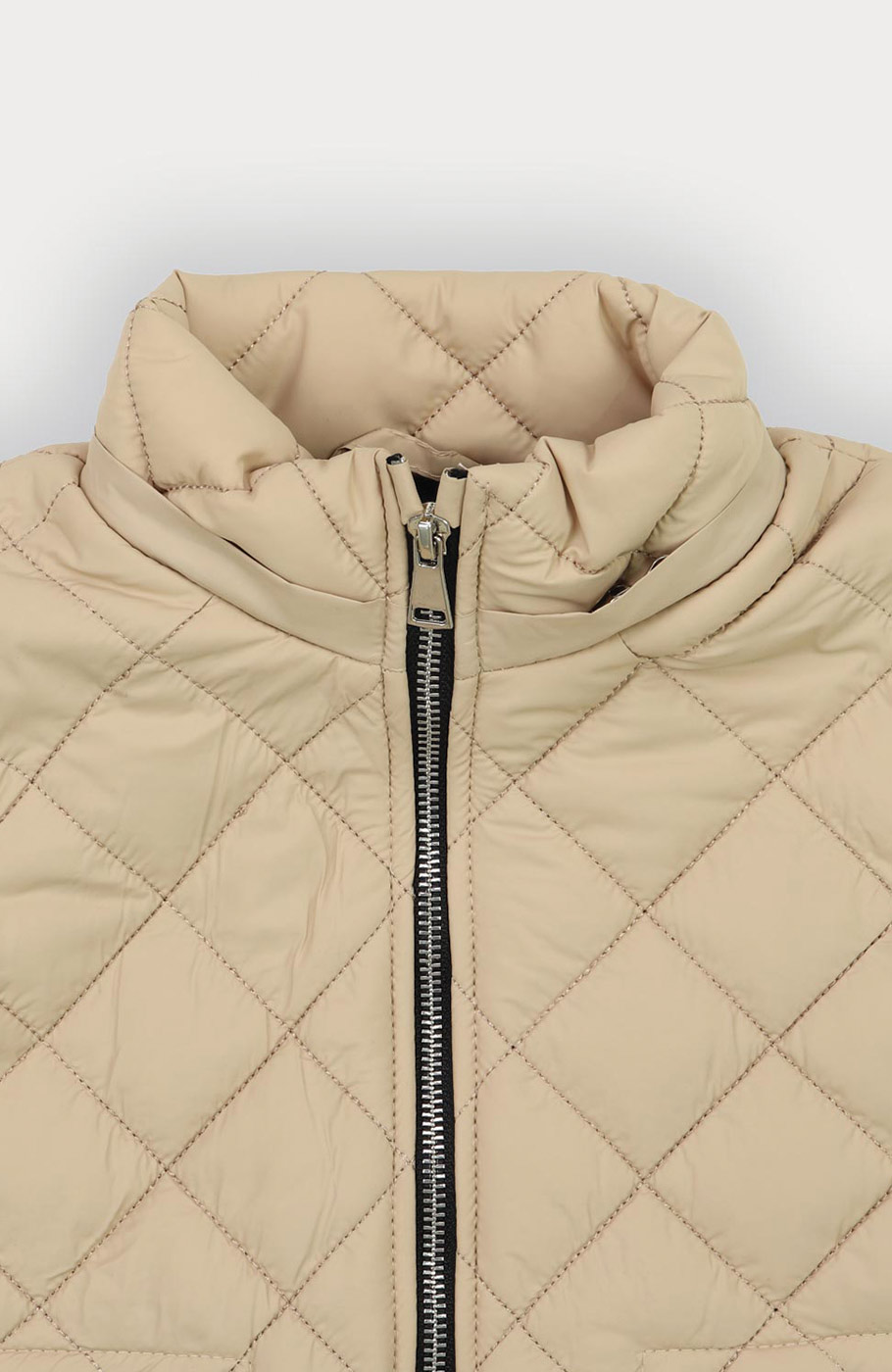 ژیله پافر کوتاه طرح لوزی با کلاه جدا شونده