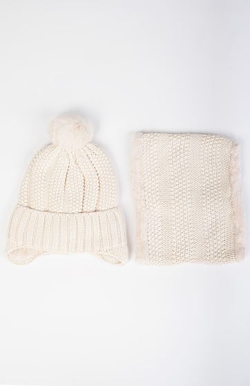 کلاه و رینگ بافت داخل تدی