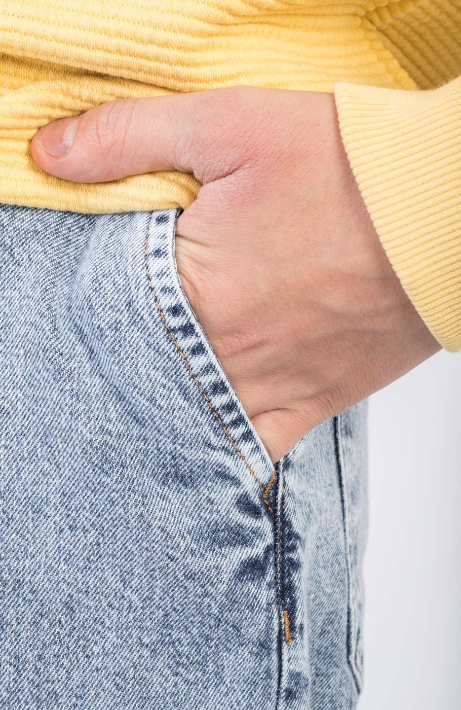 شلوار جین کمر کش و دکمه دار